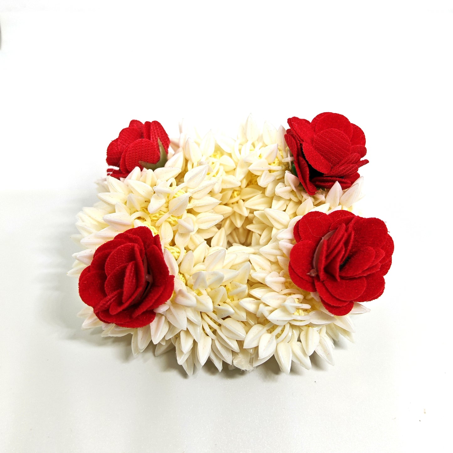 mogra scented gajra with 4 red rose hair scrunchies